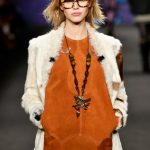 Anna Sui minidress indossato con pelliccia e occhiali oversize