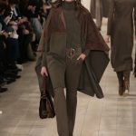 Ralph Lauren straight trousers con maglione e mantella