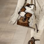 Sandali aperti e maxi bag