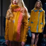 Shrimps pelliccia gialla con dettagli rosa e azzurri