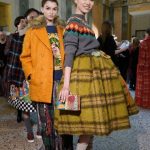 Stella Jean maglione con dettagli geometrici indossato con una gonna ampia