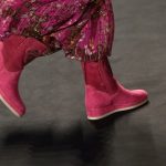 Stivali rosa indossati con lungo abito tono su tono