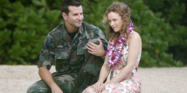 Il cuore diviso di Bradley Cooper in Sotto il cielo delle Hawaii (il trailer)