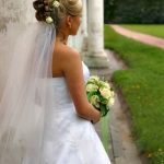 acconcitaura sposa con velo e fiori