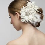 acconciatura sposa con fiori artificiali