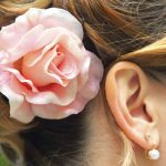 accocniatura sposa con grande fiore sul lato