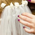 acconciatura sposa con velo e fiori