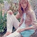 Twin-Set pantalone bianco indossato con t-shirt tono su tono e blazer rosa
