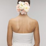 acconciatura sposa con tanti fiori