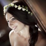accocniatura sposa con cerchietto bianco e verde