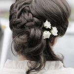 accocniatura treccia sposa con fiori