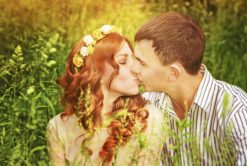 acconciatura sposa con fiori stile bohemien