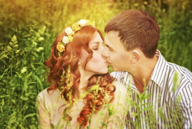 acconciatura sposa con fiori stile bohemien