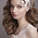 acconictaura sposa con fiori e veletta