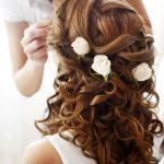 acconciatura sposa con fiori