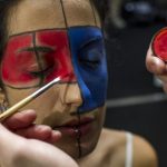 Truccatori all'opera per effetti speciali durante Cosmoprof