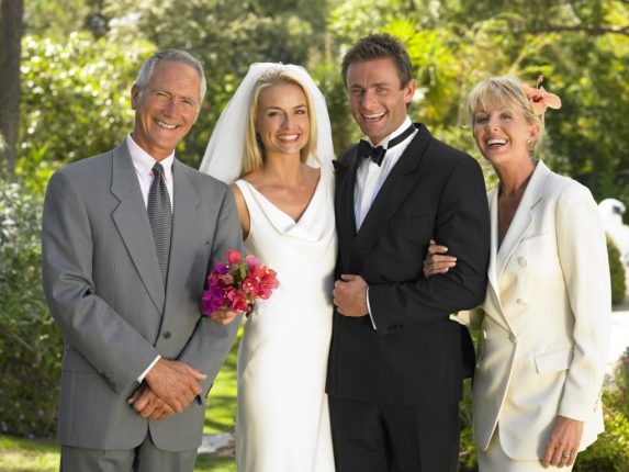 foto di rito con gli sposi e il papà e la mamma della sposa