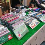 Il pvc, recuperato, dà origine a borse e pochette per tutti i gusti