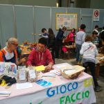 Bimbi sperimentano l'attività del traforo sotto la guida di occhi esperti