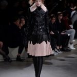 Alexander McQueen gonna a pieghe e giacca con collo in pelliccia rosa