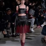 Alexander McQueen gonna a pieghe con top in pelle