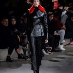 Alexander McQueen pantaloni Capri svasati e giacca con collo in pelliccia
