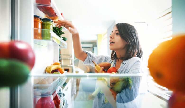 ragazza che prende verdura dal frugo