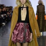 Maison Margiela blusa e mini skirt ampia con trench coat