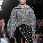 Balenciaga bolero con maniche ampie e gonna con spacco