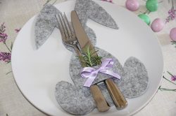 coniglio porta posate per la tavola di Pasqua