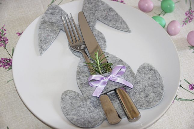 coniglio porta posate per la tavola di Pasqua
