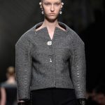 Balenciaga giacca con spalline a scultura