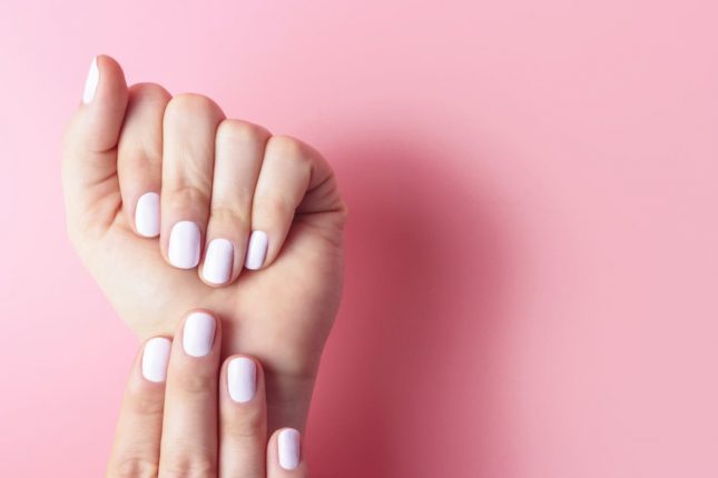 Manicure semipermanente: precauzioni e rischi