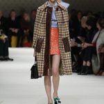 Miu Miu cappotto pied de poul con gonna in pelle arancione