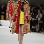 Miu Miu gonna in pelle gialla e lungo coat in pied de poul