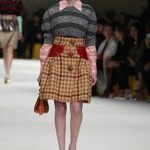 Miu Miu maglione con spalline voluminose e gonna in pied de poul