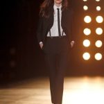 Saint Laurent pantalone dritto con blazer, camicia bianca iin contrasto e bretelle