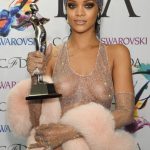 Rihanna al Lincoln Center per i CFDA fashion awards 2014
