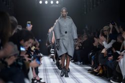Sfilata Balenciaga Parigi Fashion Week FW 2015/2016