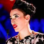 Nina, oltre a stupirci con le sue acconciature, utilizza spesso il rossetto rosso che le dona moltissimo.