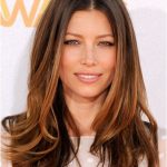 Jessica Biel sceglie toni caldi e caramellati per essere naturale ma luminosa allo stesso tempo