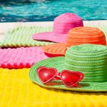 Accessori come: cappelli, bandane, e foulard possono proteggere dai raggi UV.