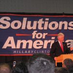 Bill Clinton parla durante la campagna presidenziale della moglie nel 2008