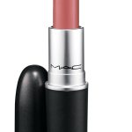Sulle labbra un color nude-rosato semitrasparente: Peach Blossom di Mac