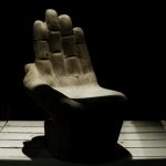 Scultura di una mano in legno, @Saloni 2015