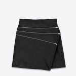 Minigonna svasata con zip nera in pelle