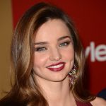 La modella Miranda Kerr sceglie toni più caldi e caramellati che si addicono al suo colore di capelli