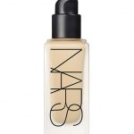Per un'incarnato ben uniformato e luminoso scegliamo il nuovo fondotinta di Nars, l'All Day Luminous