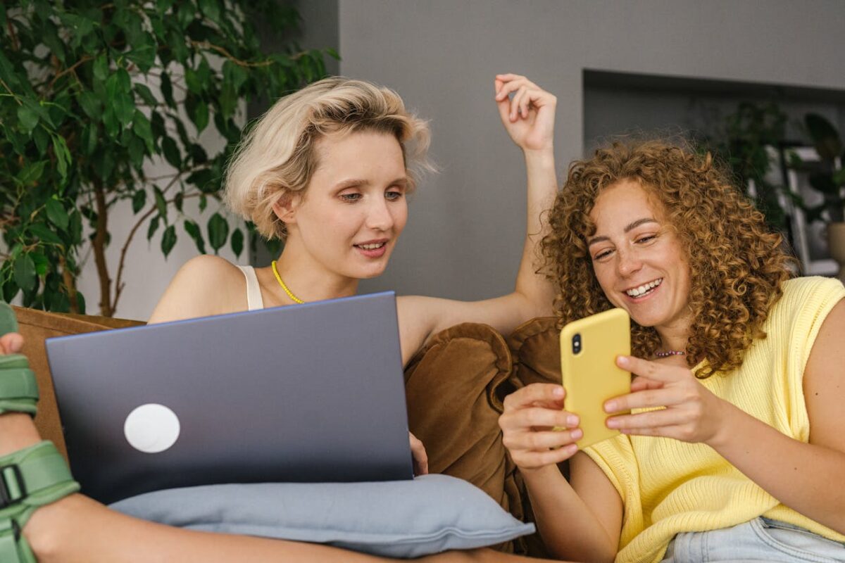 ragazze con capelli corti e di media lunghezza parlano sul divano
