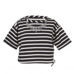 Felpa corta, in cotone colore black&white a righe, arricchita da applicazioni gioiello sul girocollo. Prezzo speciale 69 €